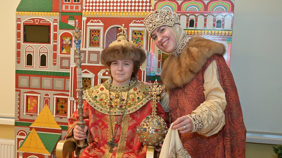 Ученик Детского центра Музеев Московского Кремля Анатолий Сумерин и методист центра Алина Савичева демонстрируют костюмы царевича и царицы XVII века ручной работы