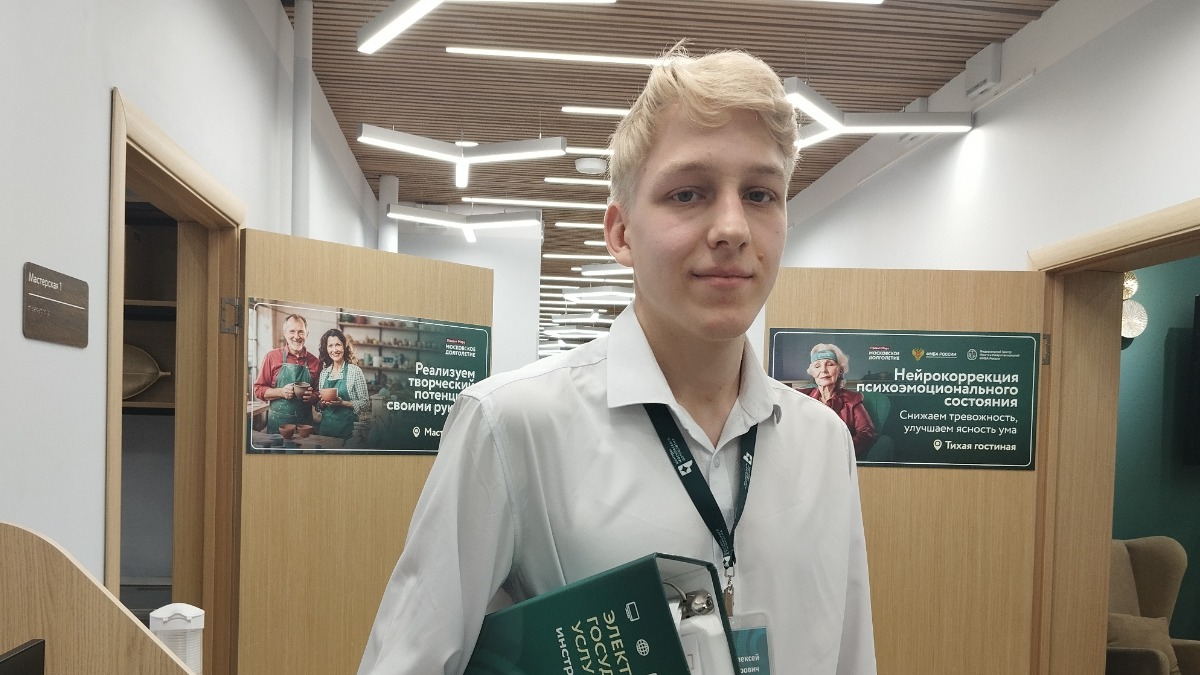 Каждое утро Алексей Конкин начинает с обхода центра долголетия «Арбат»