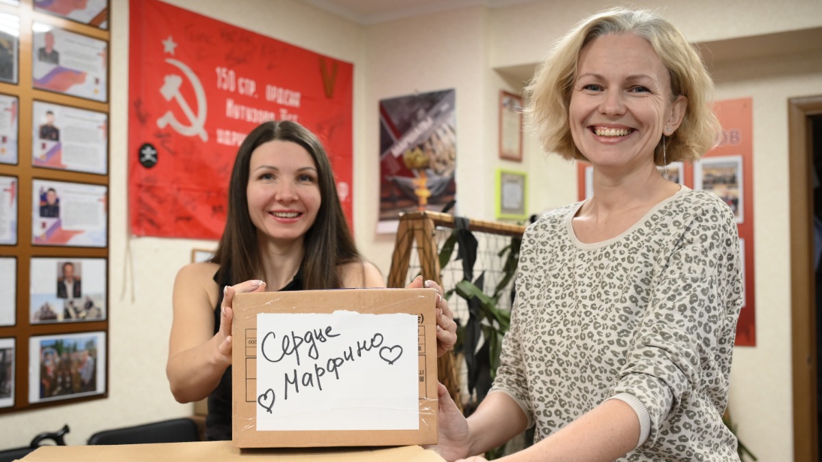 Руководитель волонтерской группы «Сердце Марфино» Ирина Радостина и волонтер Ирина Чехова с гуманитарной помощью, собранной для детей Запорожья и бойцов спецоперации
