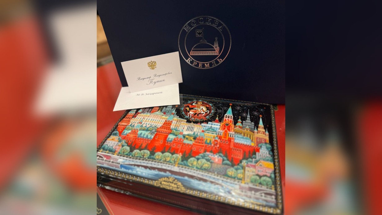 Мария Захарова показала подаренную президентом Путиным шкатулку