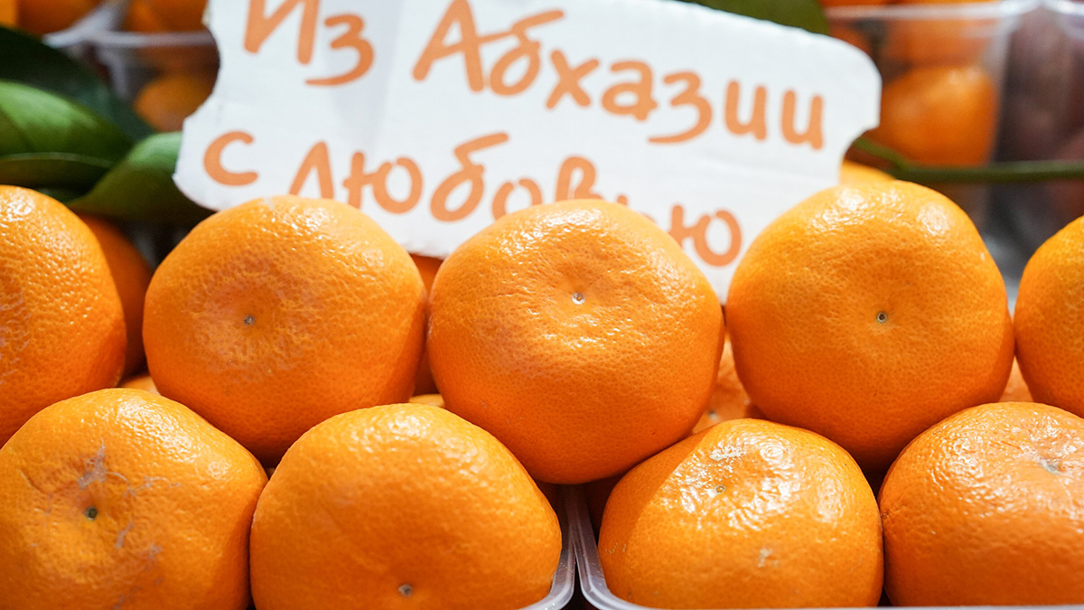 Shot: Врачи спасли москвичку, пытавшуюся на спор проглотить целый мандарин 