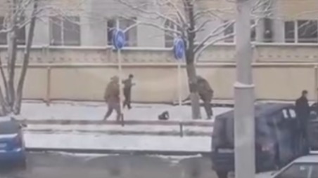 Задержание девушки в момент закладки бомбы под авто военного ВС РФ сняли на видео