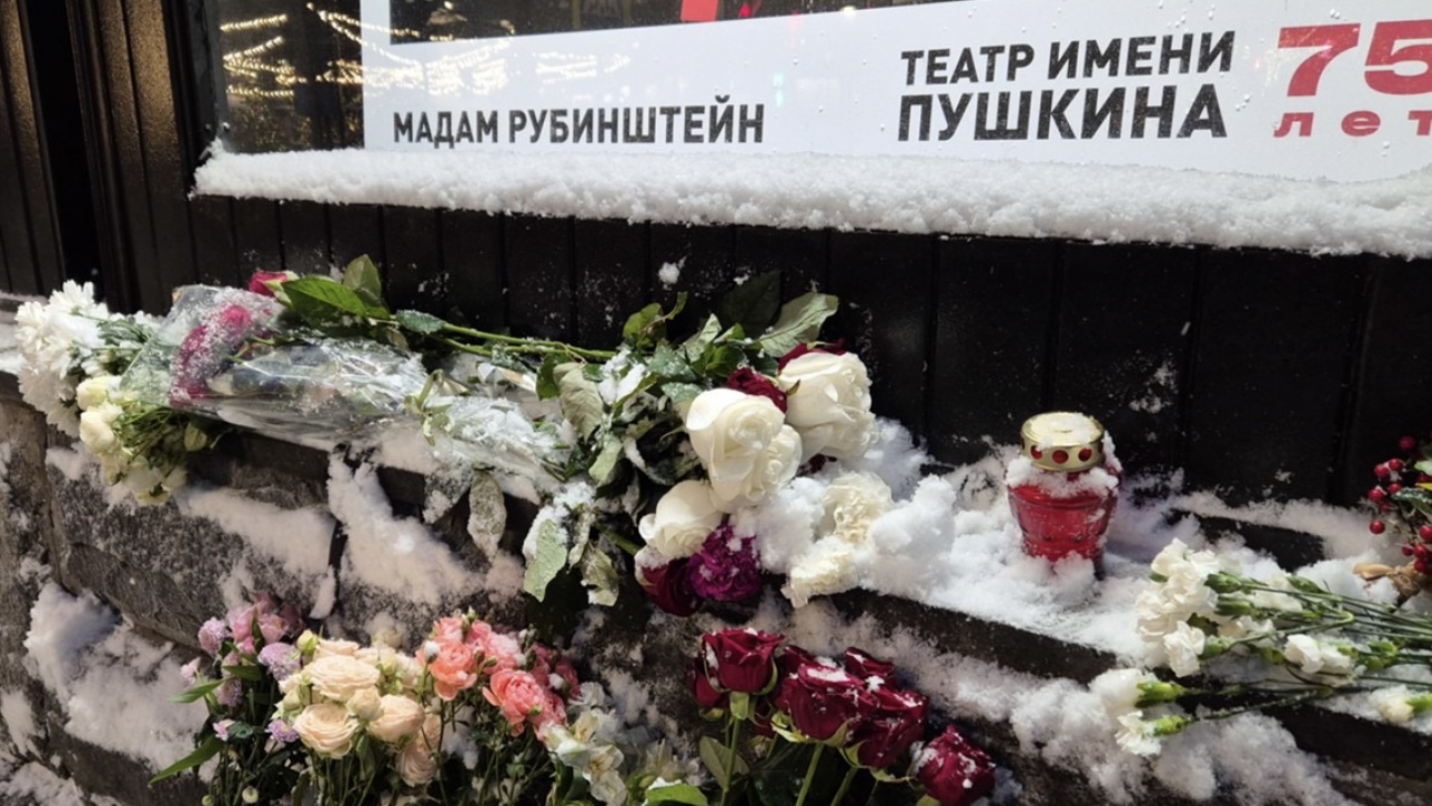 Стихийный мемориал образовался у портрета Алентовой около Театра имени Пушкина 
