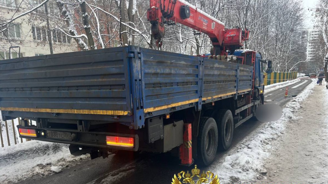 Водитель крана-манипулятора насмерть сбил женщину на северо-западе Москвы