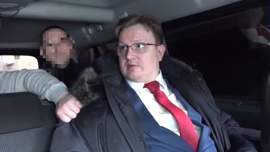 Момент задержания шокированного экс-сотрудника МИД Коновалова попал на видео
