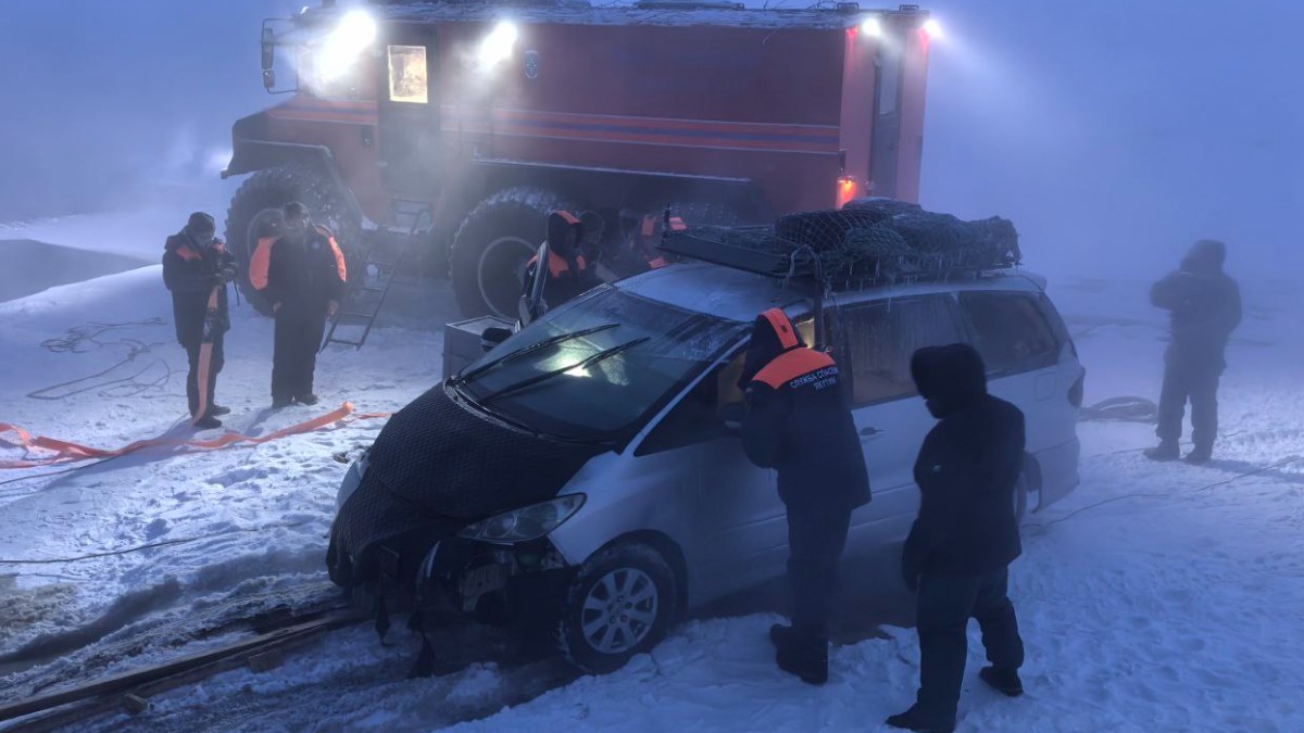 Спасатели в Якутии подняли из реки автомобиль, там обнаружили тело ребенка