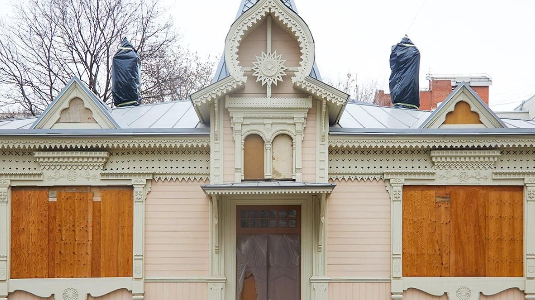 Завершается реставрация фасадов дома с шатром и резными фасадами в Сокольниках