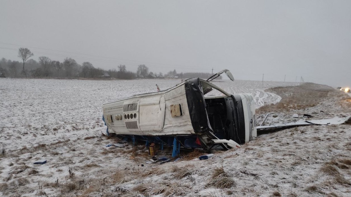 Четверо россиян попали в ДТП с автобусом в Витебской области