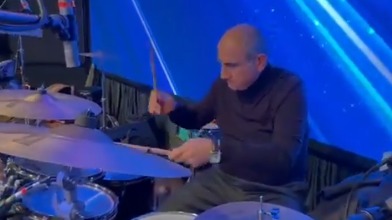 Пашинян в составе группы сыграл на барабанах перед публикой (видео)