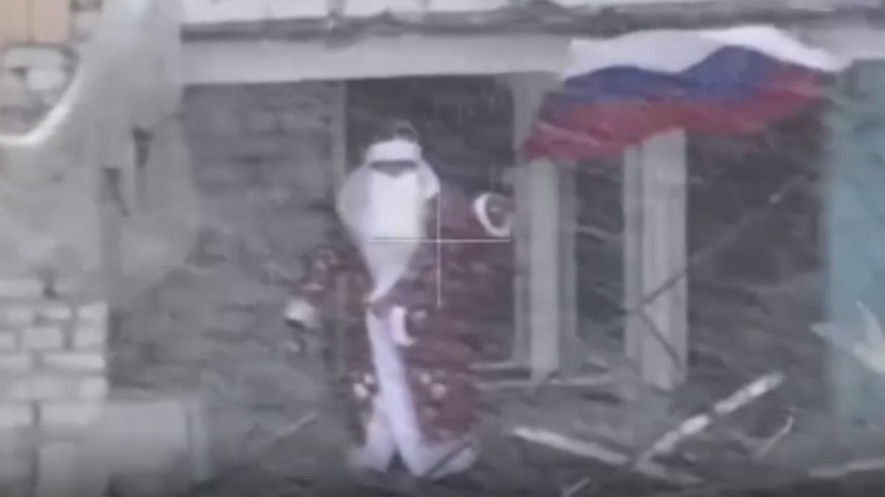 Дед Мороз поднял флаг России в Димитрове в ДНР