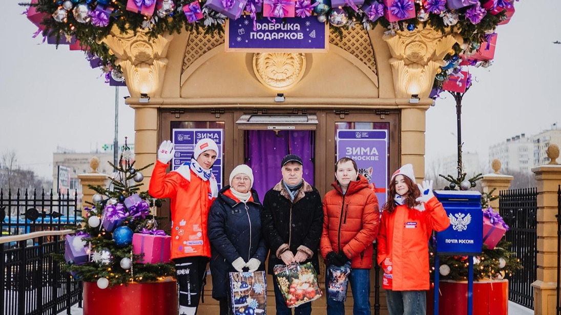 Павильоны «Фабрика подарков» принимают новогодние посылки для участников СВО