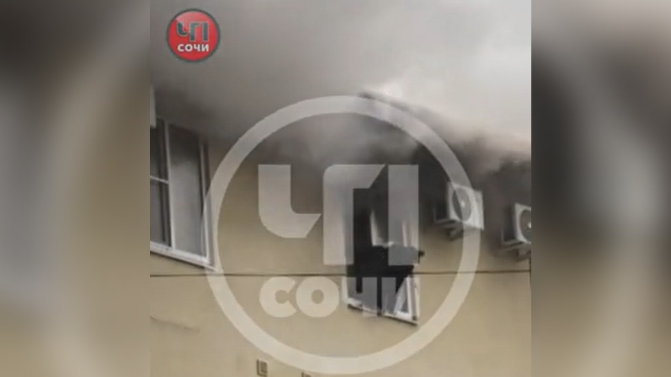 Россиянка выпрыгнула из окна горящего здания в Сочи и выжила