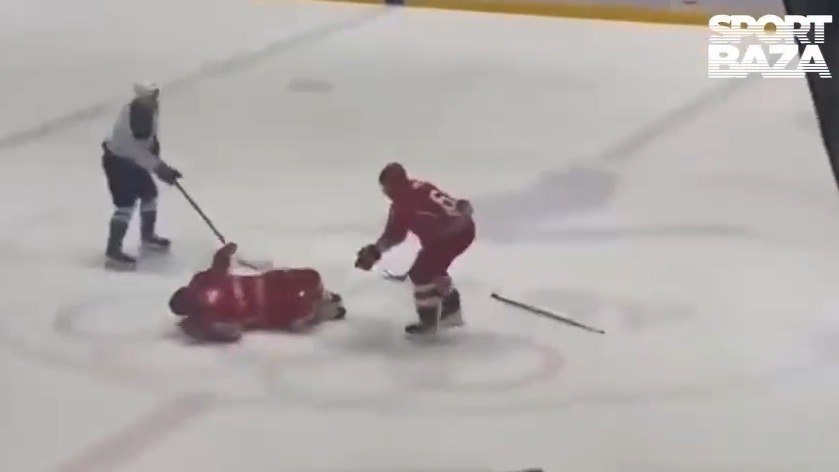 Лукашенко уронили на лед во время хоккейного матча (видео)