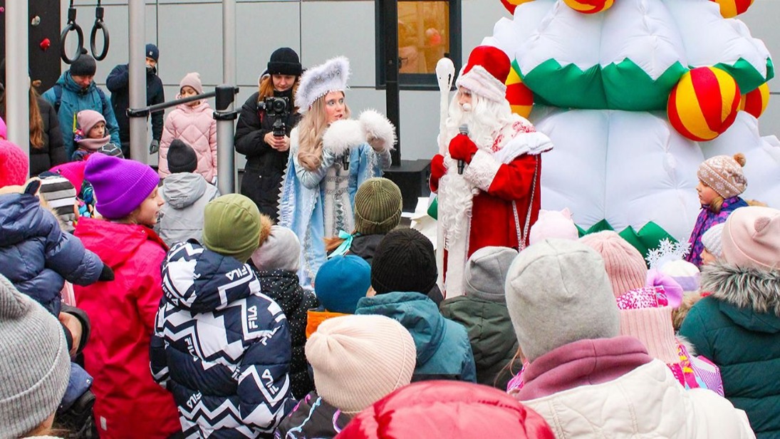 Новогодние елки для детей участников СВО провели на северо-западе Москвы