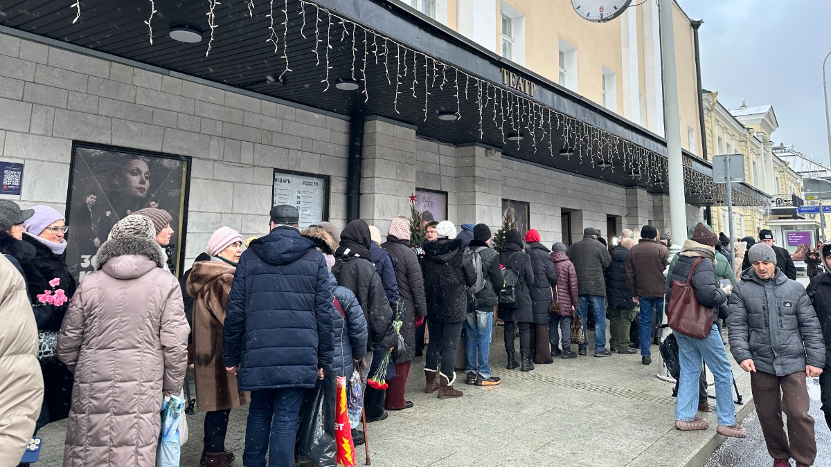 Очередь выстроилась у Театра имени Пушкина за час до прощания с Алентовой