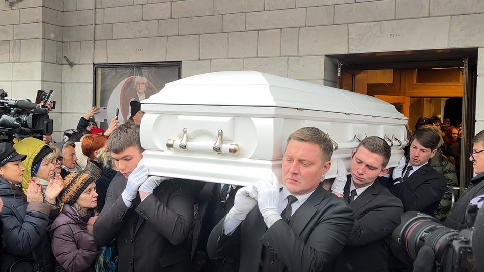 Гроб с Верой Алентовой вынесли из Театра имени Пушкина под аплодисменты