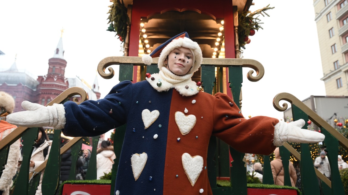 Актер Павел Ильин в образе Пьеро на фестивале «Путешествие в Рождество» на Площади Революции