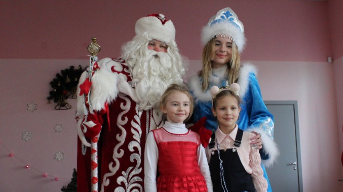 Волонтер Владимир Смирнов в образе Кохомского Деда Мороза поздравляет мариупольских детей с новогодними праздниками