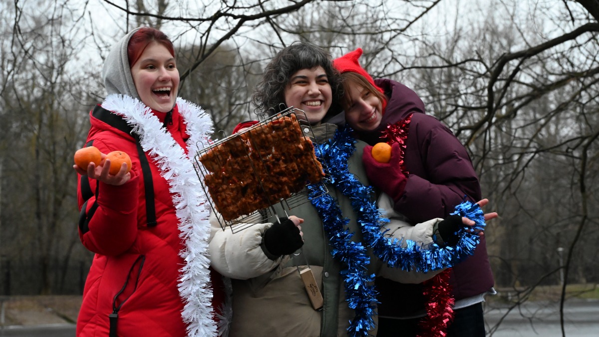 Сотрудники Службы новостей газеты «Вечерняя Москва» Диана Прохоренко, Мадина Льянова и Екатерина Суворова несут на стол только что приготовленный шашлык из курицы