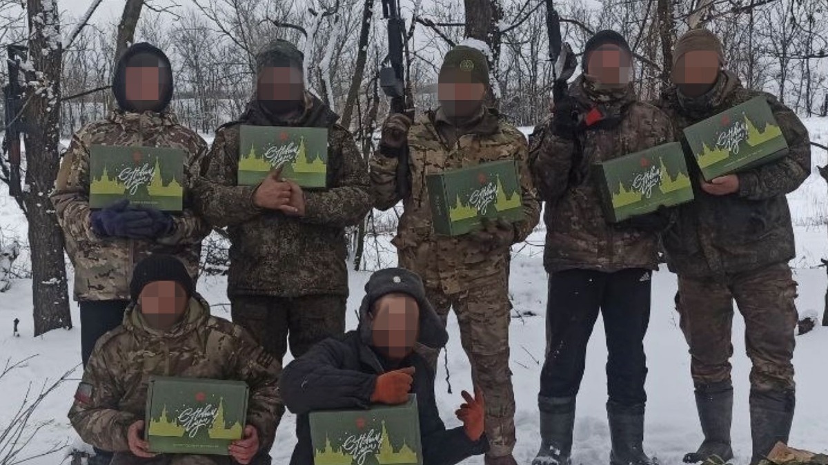 ДНР. Бойцы 268-го гвардейского самоходно-артиллерийского полка прямо на позициях получили подарочные наборы от Министерства обороны РФ. Там есть все, что поможет солдатам в перерывах между выполнением боевых задач отметить праздник