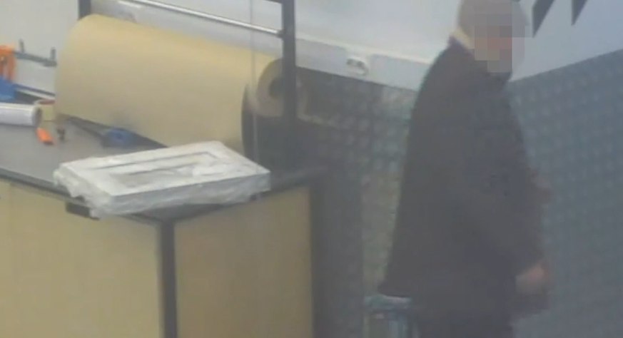 Мужчина попытался украсть окно за 4,5 тысячи из магазина в Подмосковье