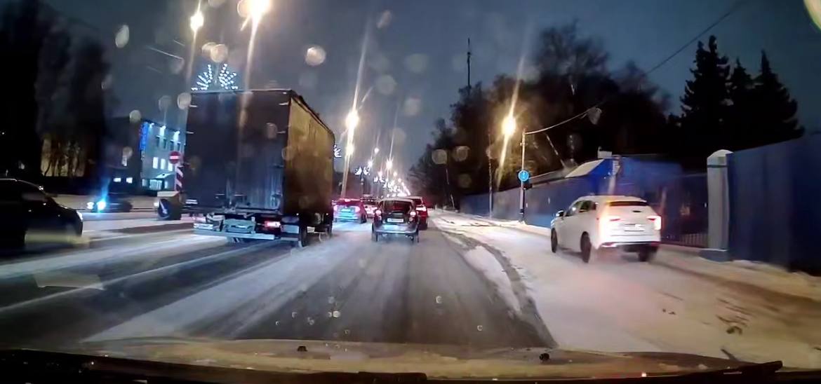 Сотрудники ДПС наказали москвича за езду по тротуару на иномарке