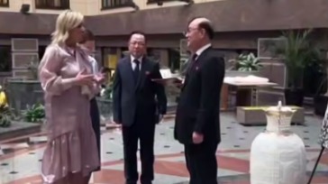 Сестра Ким Чен Ына Е Чжон подарила Захаровой вазу в честь Нового года