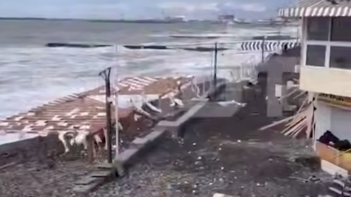 Мощный шторм разрушил набережную в Сочи