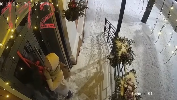 В Мурманске женщина перегрызла новогоднюю ленту и украла украшение из магазина