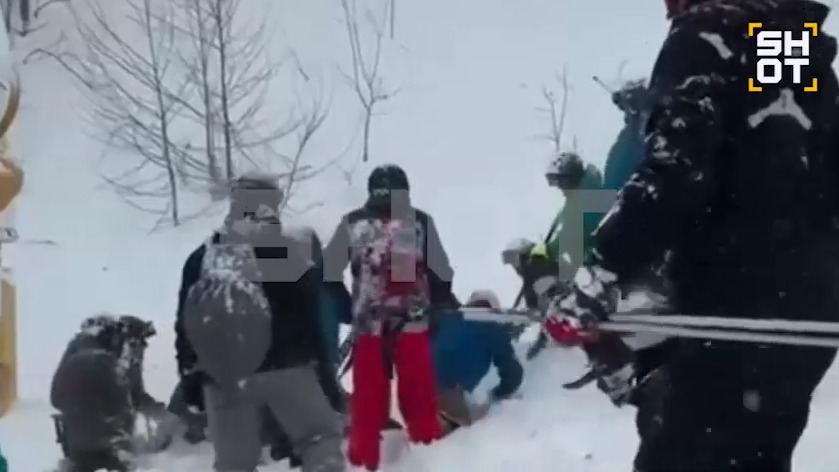 Девочку и ее отца накрыло снежной лавиной в Красной Поляне в Сочи