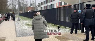 Мать убитого четвероклассника расплакалась перед входом в школу в Одинцове