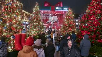 Километры ярких гирлянд: самые оригинальные и красиво украшенные площадки столицы