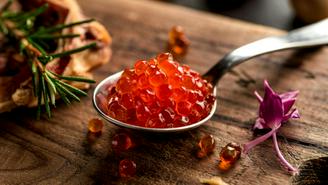 Красная икра: чем может быть опасна и как выбрать хорошую