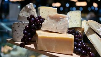 Пекорино, бофор и аппенцеллер: какие 10 сыров стоит купить на московской ярмарке