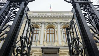 Центробанк резко поднял курс доллара выше 77 рублей