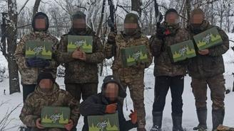 Бойцы украшают елки даже в окопах и блиндажах