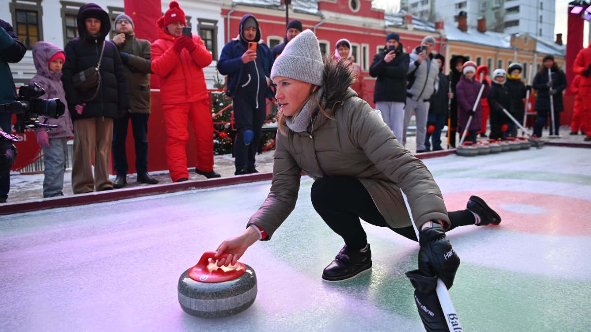 Площадка «Рождественский керлинг» приглашает горожан познакомиться с олимпийским видом спорта в рамках проекта «Зима в Москве»