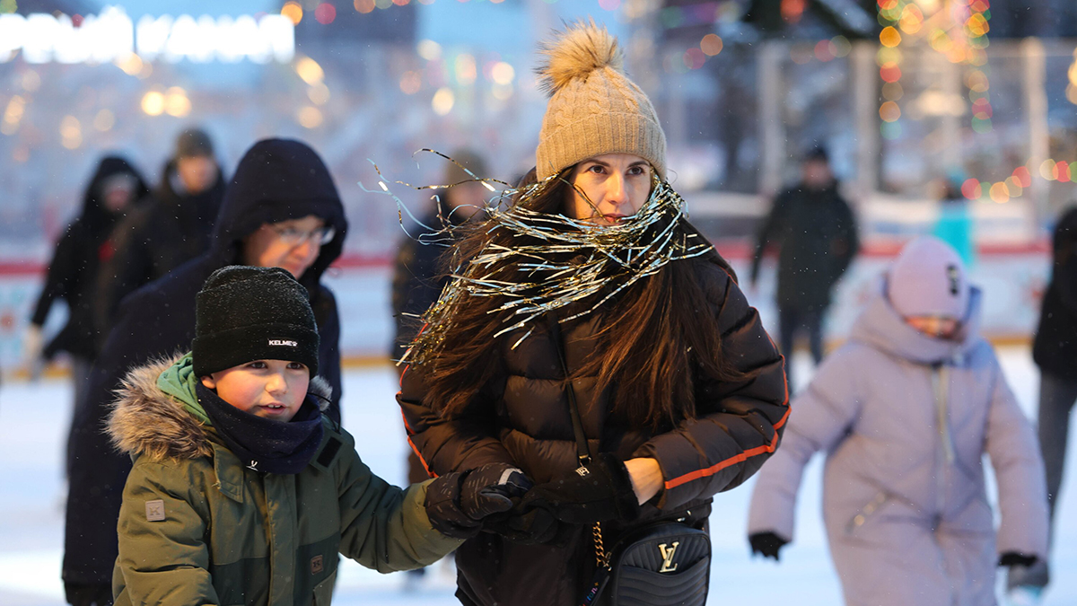 «Зима в Москве» приглашает активно провести выходные на катках и в парках