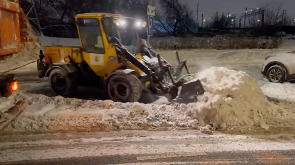Городские службы столицы круглосуточно ликвидируют последствия снегопада