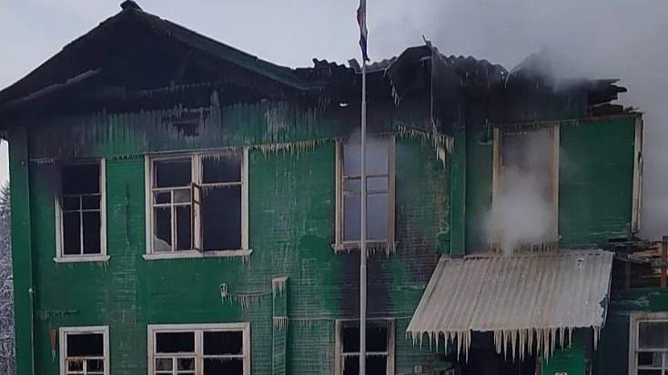 В Новгородской области второй день не могут потушить деревянную школу