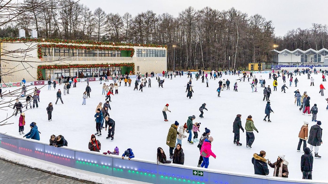 «Зима в Москве»: участникам СВО и их семьям доступно льготное посещение катков