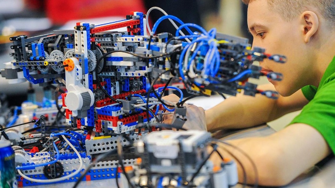 Робототехника и английский: участники «Зимы в Москве» проводят занятия для детей