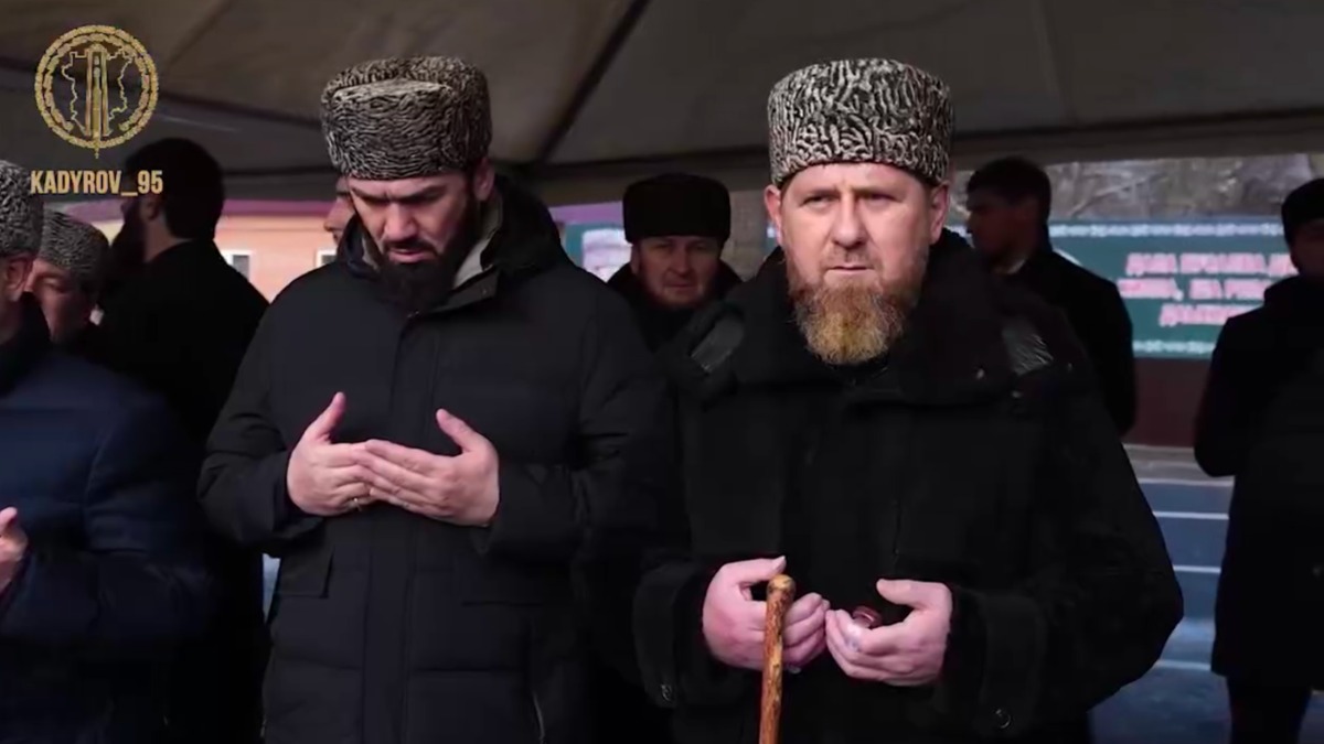 Рамзан Кадыров появился на публике с тростью