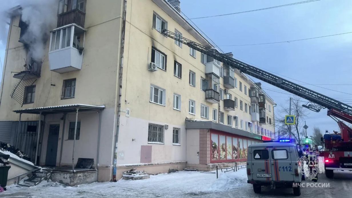 Три квартиры загорелись после взрыва газа в жилом доме в Свердловской области