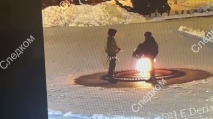 Пьяные прохожие пытались прикурить сигарету от Вечного огня в Калининграде