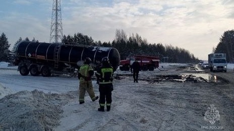 Нефть разлилась из поврежденной цистерны на дороге под Ижевском
