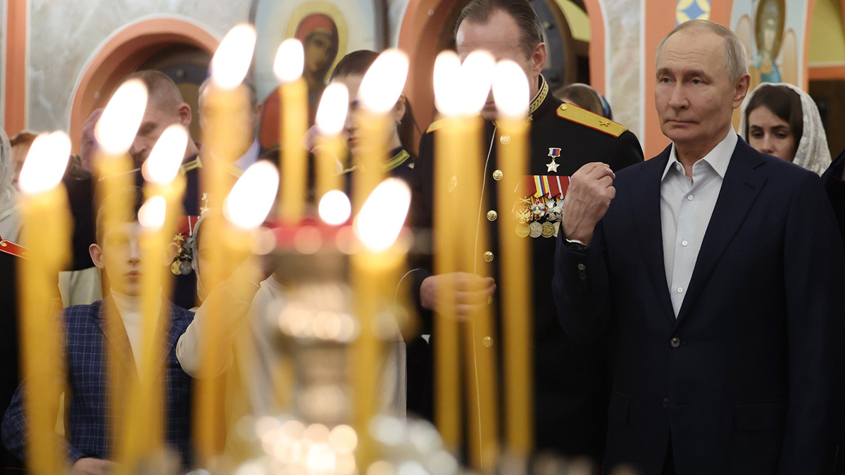 Путин посетил рождественское богослужение в одном из храмов Московской области