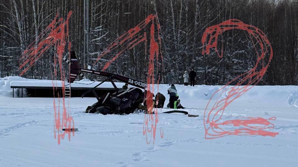 Появились кадры с места крушения частного вертолета в Пермском крае