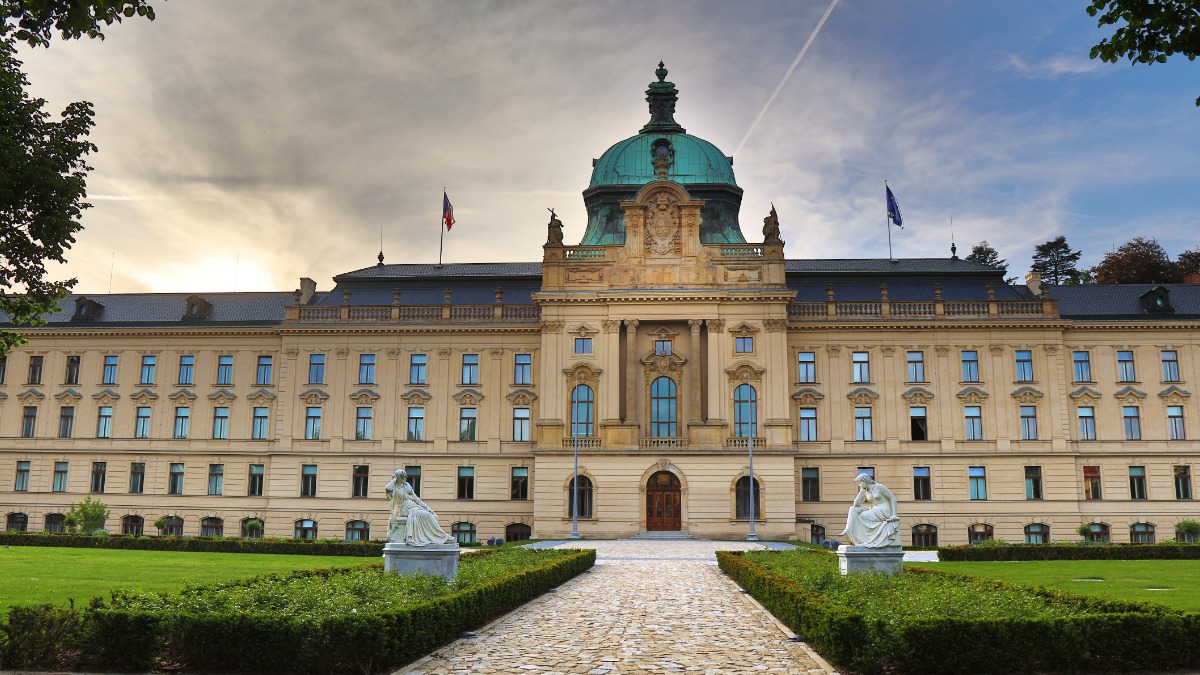 Украинский флаг сняли с фасада здания правительства Чехии