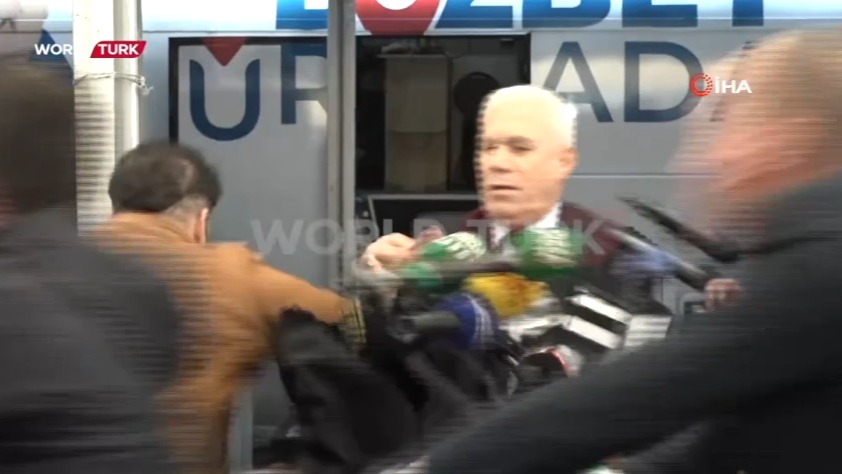 Мэра турецкой Бурсы «снесли» вместе с тумбой и микрофонами во время выступления